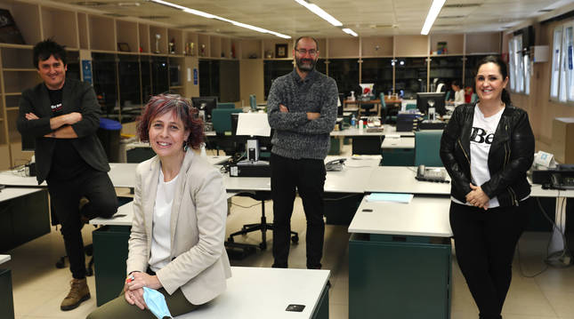 De izquierda a derecha: Txuma Huarte (asoc. trabajadores del espectáculo), la consejera Rebeca Esnaola, Miguel Goikoetxandia (NAPAE) y Ana Zamarbide (pta. ANAIM), ayer, en DIario de Navarra.
