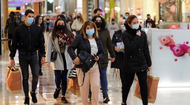 Imágenes de clientes en el centro comercial La Morea en el Polígono Cordovilla el viernes 27.