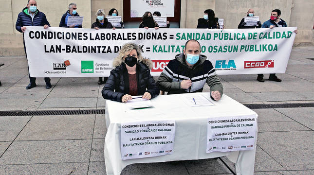 Representantes de los sindicatos LAB, SATSE, SAE, UGT, Afapna, ELA y CC OO se han concentrado este viernes frente al Palacio de Navarra bajo el lema 'Condiciones laborales dignas = Sanidad pública de calidad'.