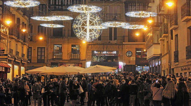 foto de El encendido ayer por la tarde de las luces de Navidad congregó a un buen número de personas en la zona de las terrazas de hostelería de la Plaza del Ayuntamiento de Pamplona.