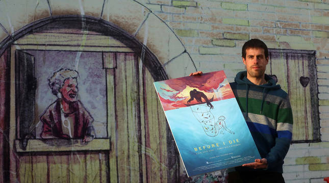 Foto de Iker Esteibarlanda Martín muestra el cartel de la película, hecho por Maite Mutuberria, en Aoiz, donde reside desde hace cinco años.