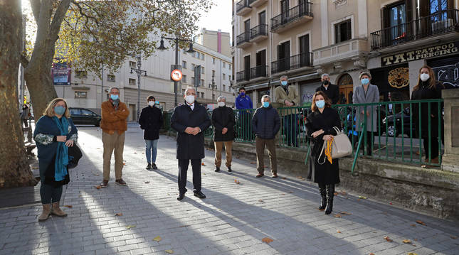 Foto de Olga Sarasa (presidenta de Ensanche Área Comercial), Rafael Doria Bajo y Fermín Lorente Doria (nieto y biznieto respectivamente de Antonio Doria), el alcalde Enrique Maya; Michel Iturralde (vicepresidente de la Asociación de Vecinos), Javier Lorente Doria y Ángel Doria Bajo (biznieto y niego de Antonio Doria), el arquitecto Javier Torrens; Chus Alonso, gerente de Ensanche Área Comercial; Juan Catalán, presidente de la Asociación de Vecinos; María García Barberena, concejal del Segundo Ensanche y Beatriz Asenjo (vocal de Ensanche Área Comercial).