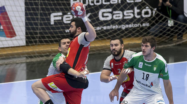 La defensa del Helvetia Anaitasuna -en la foto, Bazán y Fischer- brilló en la primera mitad.