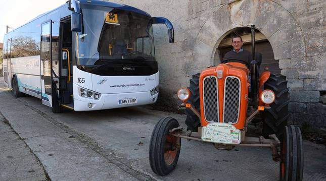 Alfonso Osés sobre uno de sus tractores clásicos. A la izquierda, el autobús que conduce cada mañana y una vista de Aizpún.