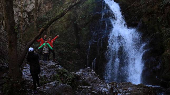 El recurso a los espacios naturales como vía de escape en el año del coronavirus ha llevado a abarrotar algunos puntos de Navarra