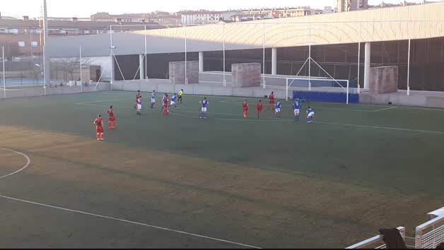 Iván Urdánoz, del Subiza, anota el 2-2 de penalti frente al Txantrea
