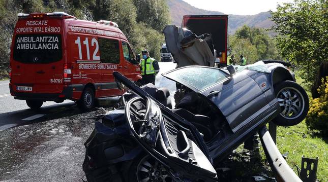 Bomberos y Guardia Civil atienden un accidente mortal este año en la N-121-A entre Almandoz y Berroeta.