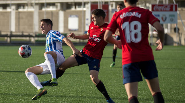 Endika Irigoyen intenta quitarle el balón a Gorka Laborda ante la mirada de Asier Córdoba. El extremo marcó desde fuera del área el 2-2 en la segunda parte.