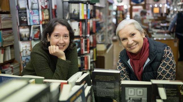 De izquierda a derecha Ilenka Mazo Zudaire y su madre Rosa Mari Zudaire Orcoyen, rodeadas de libros en la librería Julio Mazo de Tudela.