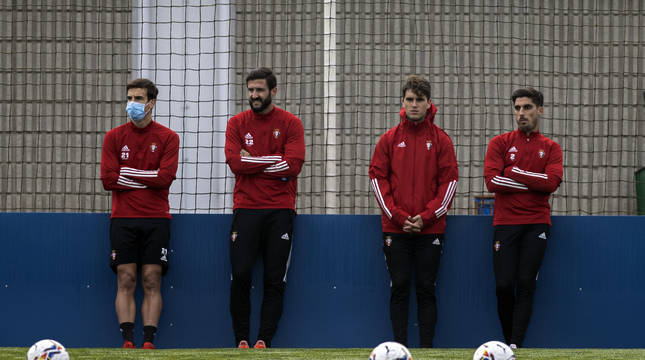 Iñigo Pérez (siempre con mascarilla si no es ejercicio de alta intensidad), Raúl Navas, Javi Martínez y Nacho Vidal, este lunes, viendo el entrenamiento de sus compañeros.