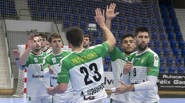 Los jugadores de Helvetia Anaitasuna se saludan antes del inicio del encuentro contra el Bada Huesca en La Catedral.