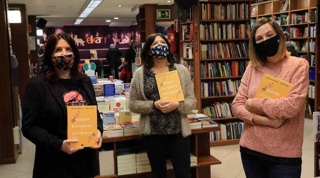 Regina y Leticia Salcedo y Liébana Goñi, este miércoles en la librería Elkar Comedias.