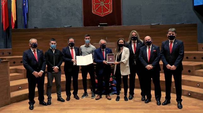 Foto de un momento de la recogida de la Medalla de Oro del Parlamento de Navarra.