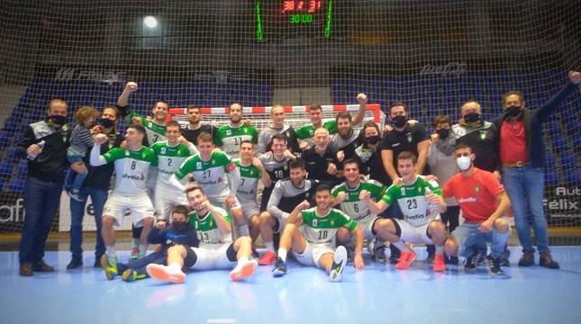 La plantilla del Helvetia Anaitasuna celebra la victoria, este miércoles.