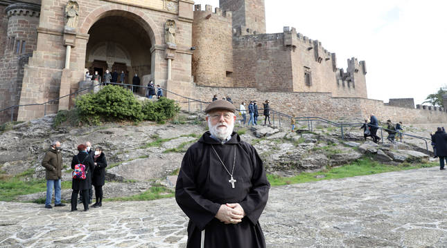 Foto de Celestino Aós, con el hábito capuchino, a los pies de la basílica, antes de presidir la celebración de San Francisco Javier.