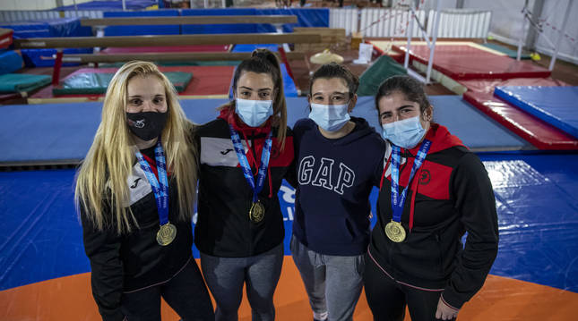 De izda. a dcha., Maialen Guelbenzu, Miren Huarte, Elena Arbea e Itziar Rekalde, del Club de Lucha Burlada (Navarra).