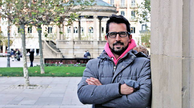 Rodrigo Domínguez, marchador orensano de 43 años, llegó a Pamplona en 2009. En la imagen, posa en la Plaza del Castillo.