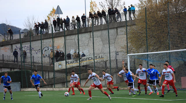 La gente se congrega tras la valla del Nuevo Areta de Huarte para ver el partido