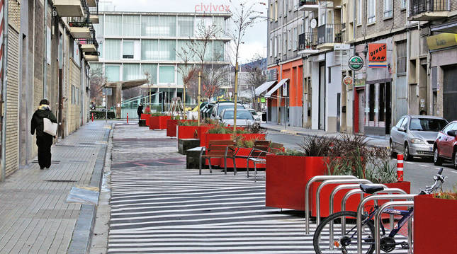 La nueva disposición de la calle Doctor Juaristi, en el barrio de San Jorge, ha hecho de la vía una zona transitada a nivel de calzada.