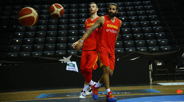 Ricky Rubio, junto a Claver, entrenando en el Navarra Arena con la selección española