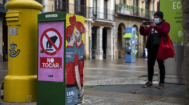El beso foral, cartel con el que LKN sorprendió ayer en la Plaza del Castillo, antes de ser destrozado.