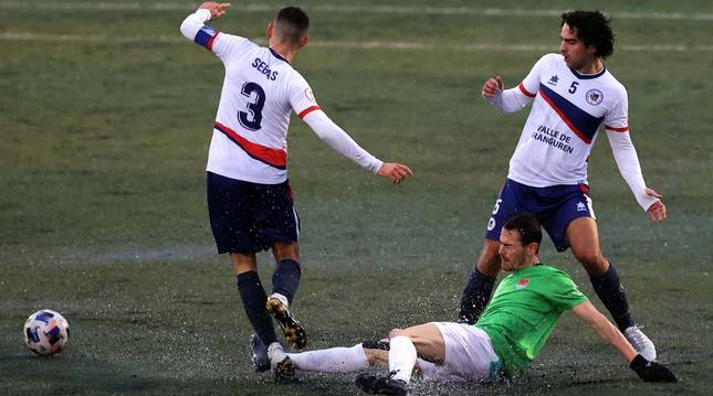 Foto del partido entre la Mutilvera y el Haro Deportivo, de Segunda División B.