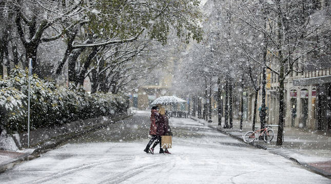 Entre las tres y las cuatro de la tarde la nevada arreció sobre Pamplona, como se aprecia en esta imagen tomada en el Paseo de Sarasate.