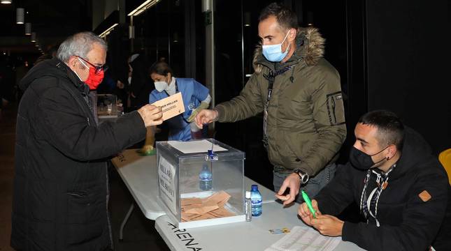 Imágenes de las votaciones a la Asamblea General de Osasuna
