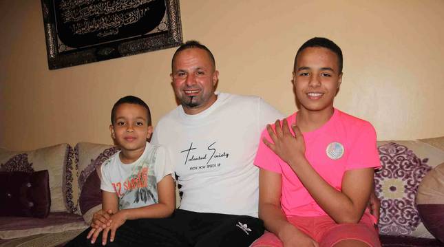 Abdelhak El Haimoudi, en el centro, junto a dos de sus hijos, Ilyas (izda.) y Moad, en su casa.