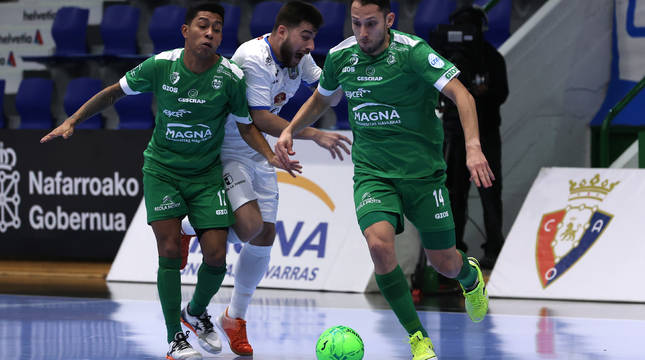 El ala Jhonatan Linhares, autor del gol del empate, se lleva el balón ante su compañero Bynho y el rival Catela.
