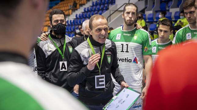 Helvetia Anaitasuna ha ganado 30-25 a Viveros Herol Nava, su cuarta victoria consecutiva que le coloca en sexta posición de la Liga Sacyr Asobal.