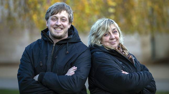 Anton Savitski, jugador de Megacalzado Ardoi, junto a su madre, que fue internacional con la Unión Soviética.