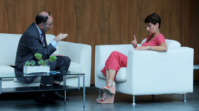 La presidenta María Chivite y Manu Ayerdi, hablando el pasado mayo en el atrio del Parlamento
