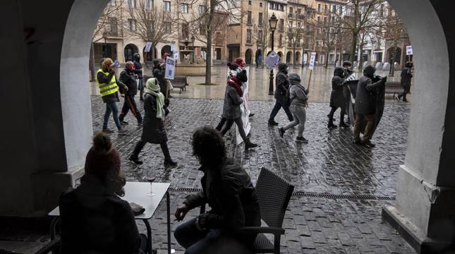 Clientes en una terraza de Estella al paso de la manifestación de los hosteleros del 5 de diciembre.