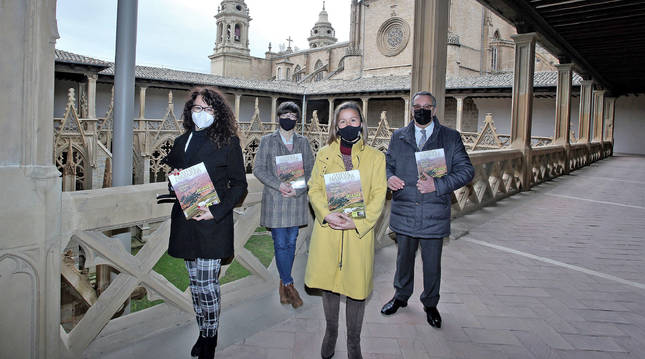 De izq. a dcha.: Belén Galindo, responsable de Comunicación del Grupo La Información; Sara Sánchez (detrás), coordinadora editorial de Conocer Navarra; Laura Jiménez (Marketing) y Gonzalo García, gestor del Museo Catedralicio, ayer en el claustro de la Catedral de Pamplona.