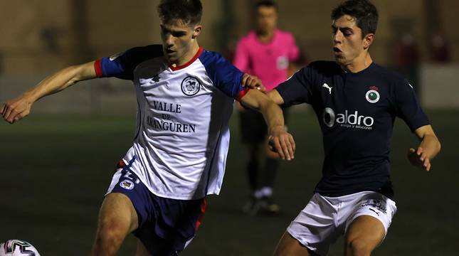Imágenes del partido de primera ronda de la Copa del Rey disputado entre la Mutilvera y el Racing de Santander en Mutilva.