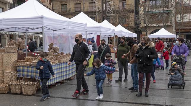 El mercado de los artesanos volvió ayer a la plaza de los Fueros para la cita de Navidad, con un recorrido marcado que siguieron los visitantes.