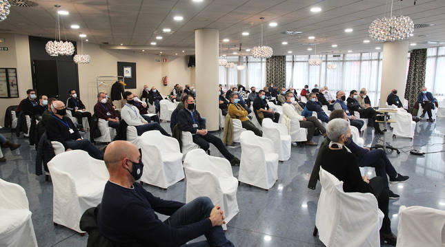 Público asistente a la presentación del libro 'Lugares de Memoria de Tudela y la Ribera' en la Peña Beteberri.