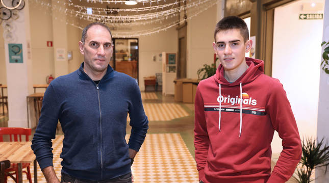Foto de José Luis, de 49 años, es director en el equipo Movistar Team, e Igor, de 18, acaba de fichar por el Lizarte.