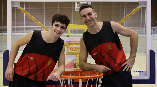 Foto de los jugadores del ENERparking Basket Navarra Alejandro del Cerro e Iñaki Narros posan el polideportivo de Arrosadía.