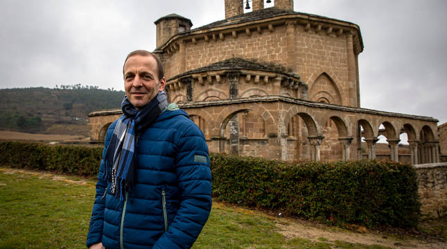 Foto de Quique Domínguez en la iglesia de Santa María de Eunate