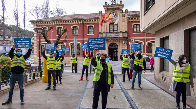 Foto de un momento de la concentración celebrada este jueves al mediodía frente al Ayuntamiento al que siguió una segunda en la calle San Andrés.