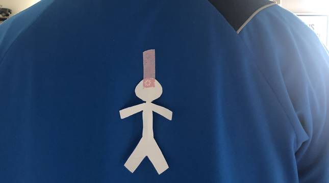 Es tradición ponerle en la espalda un monigote de papel a aquel que cae en una inocentada.