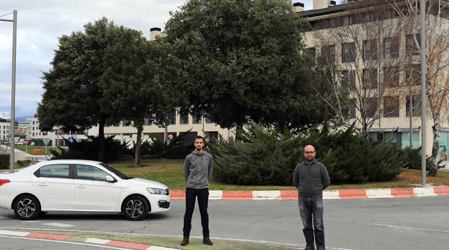 David Soba e Iker Aranjuelo, fotografiados junto a una rotonda cercana al Instituto de Agrobiotecnología, en Mutilva.