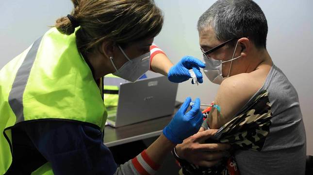 José María Manzano Ciudad, de 48 y trabajador del centro San José, recibe su vacuna.