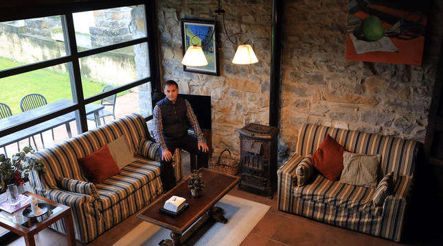 Xabier Larrayoz Benito, propietario de Casa Petra sentado en el salón de la casa rural situada en Aizoain.