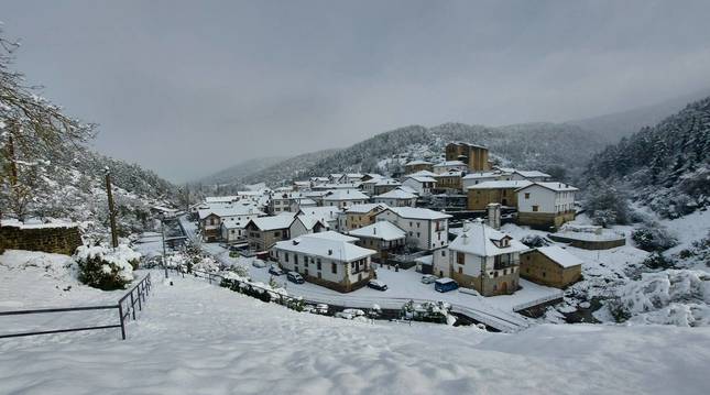 Estampa puramente navideña la que dejó ayer la nevada en Vidángoz, en el valle de Roncal.