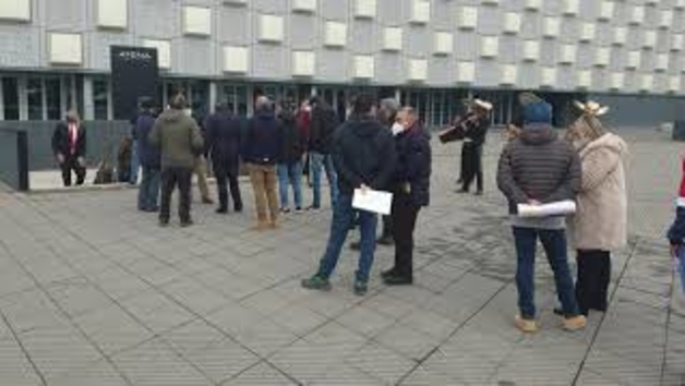 Unos mariachis amenizan el inicio de la Asamblea de Osasuna