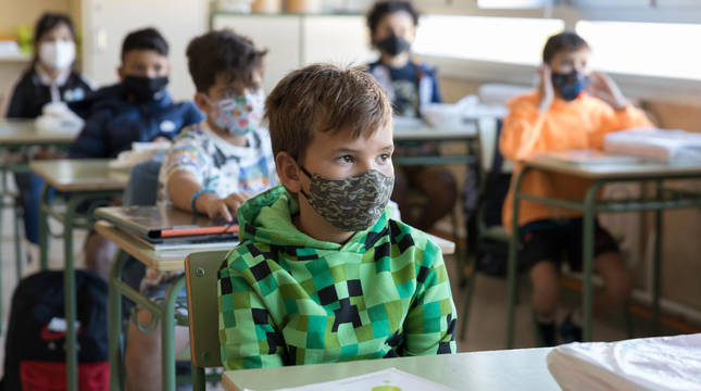 Alumnos de Primaria del Colegio Público Griseras de Tudela en su primer día de clase. Mascarillas, distancia y lavado de manos han llevado a completar el trimestre presencialmente.