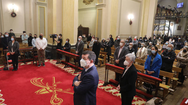 Sobre la alfombra los cuatro homenajeados, Ordoqui, Roku-Epitie, Ayesa y Elizaga. A su lado, las personas que acudieron a la ceremonia en la capilla de San Fermín.